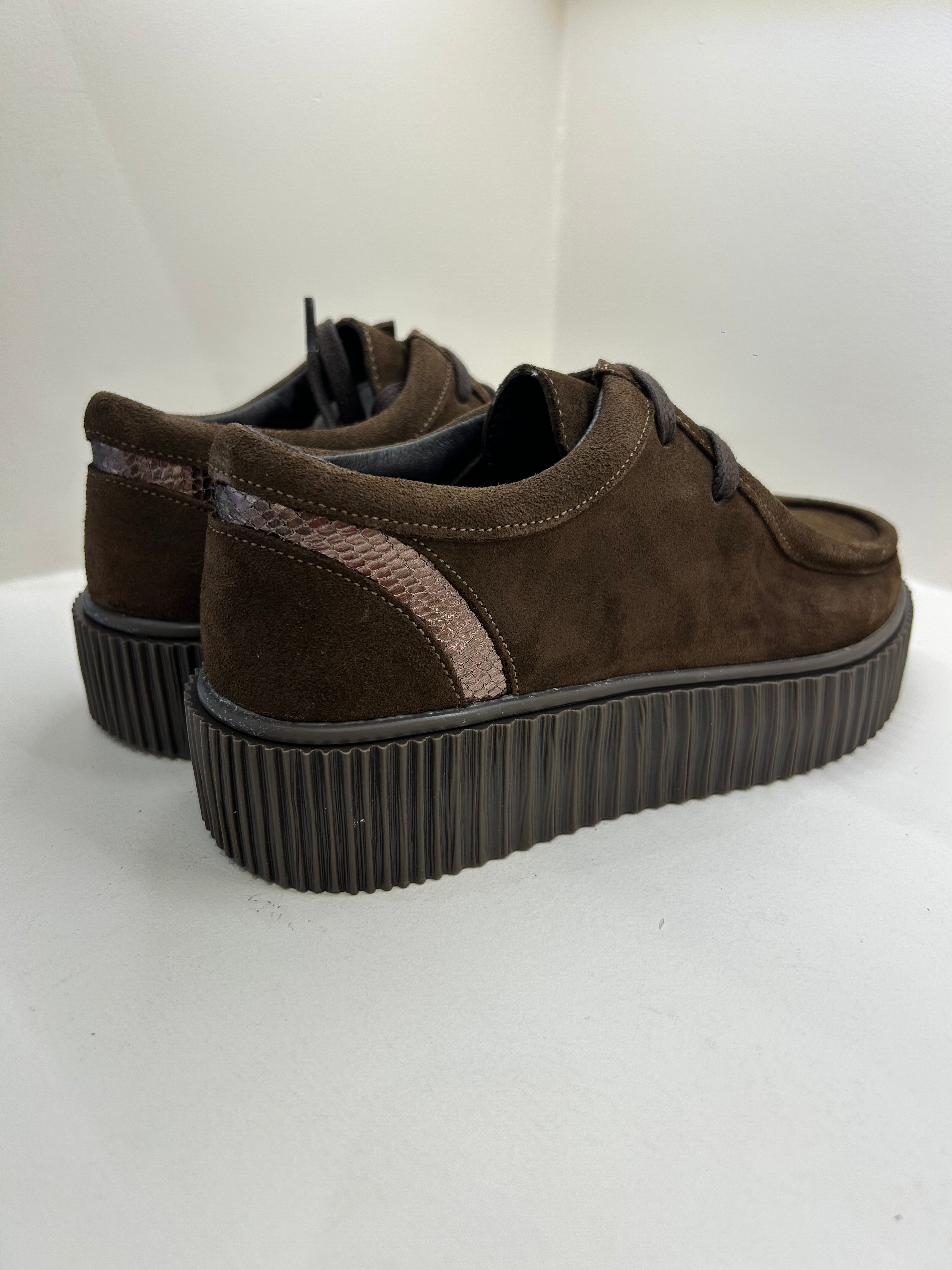 Derbies Wallabee WE DO à Plateforme Striée en Daim Marron — Look Urban-Chic