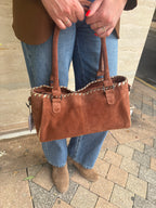 Sac à main en daim camel à détails tressés doré