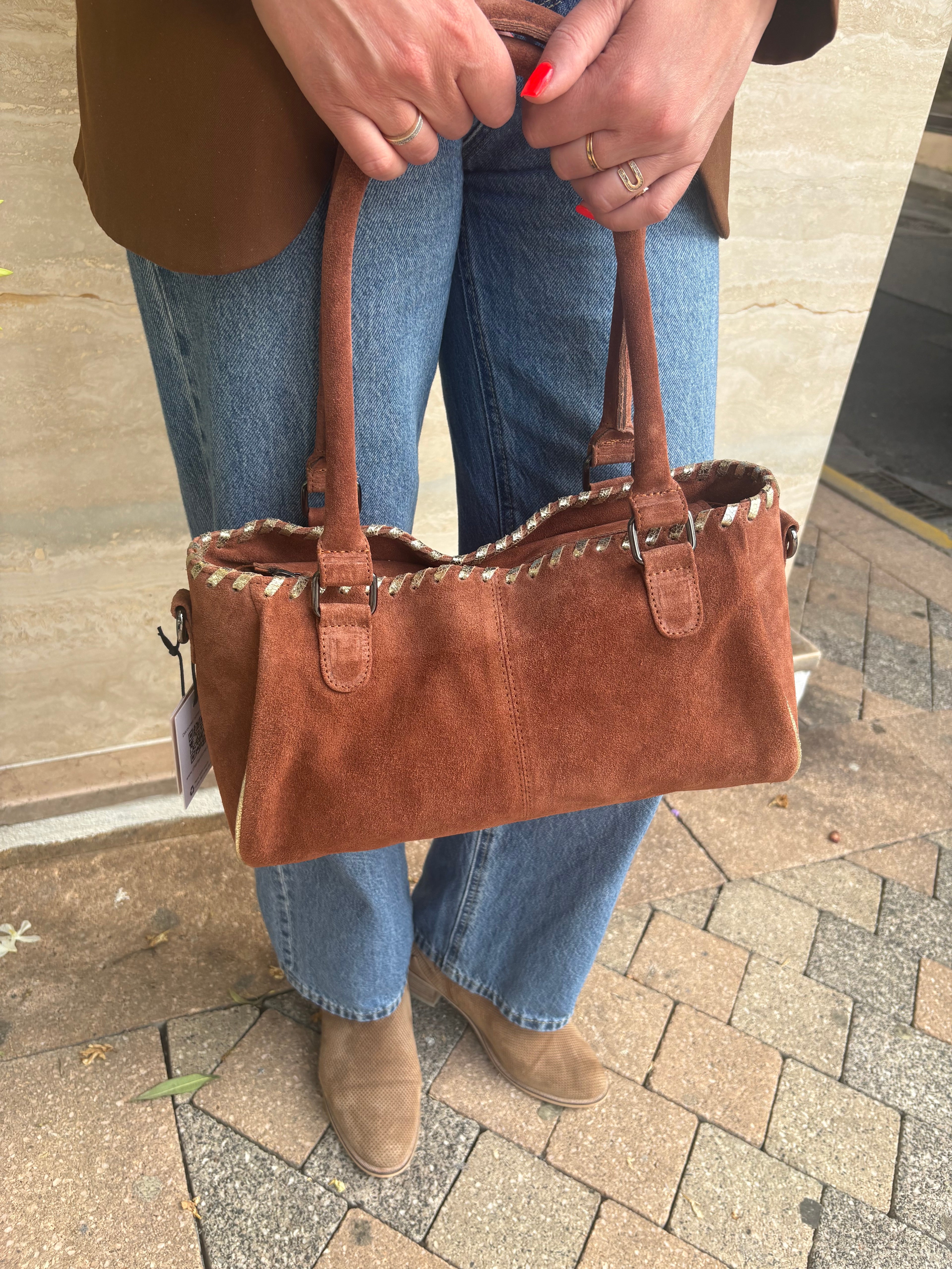 Sac à main en daim camel à détails tressés doré