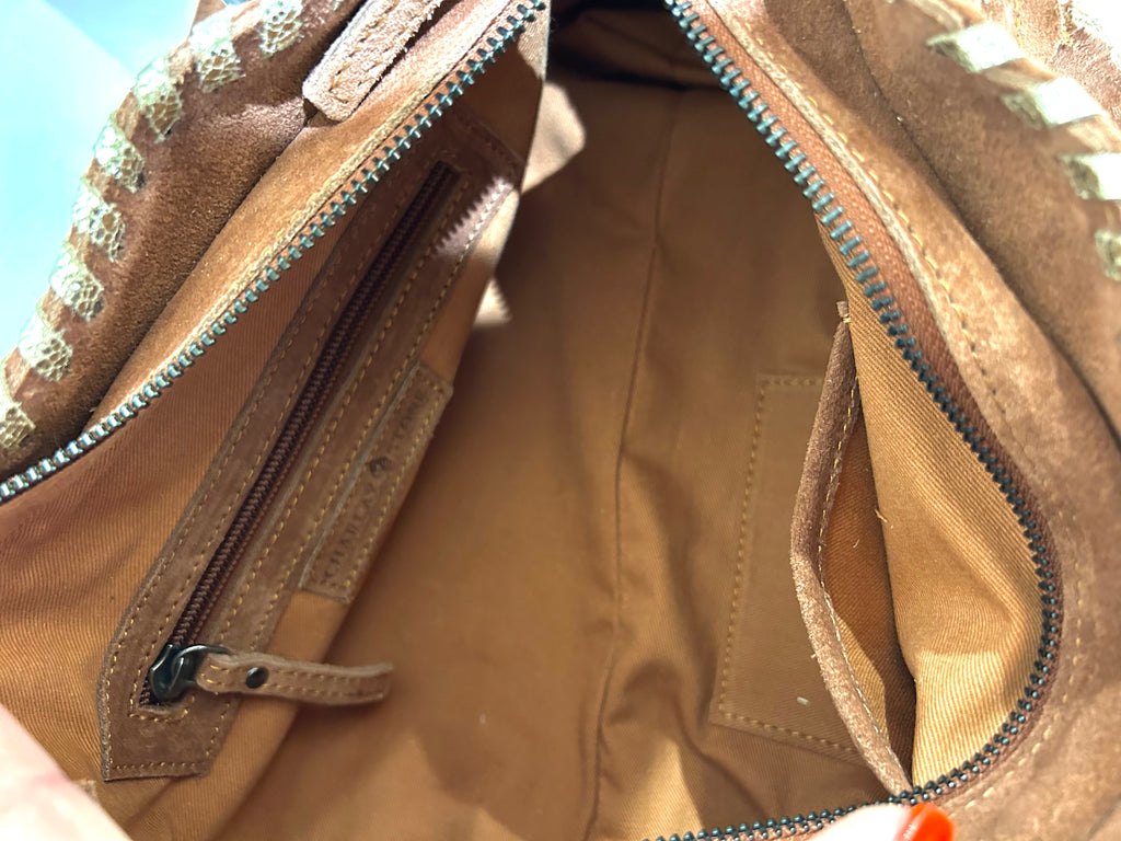 Sac à main en daim camel à détails tressés doré