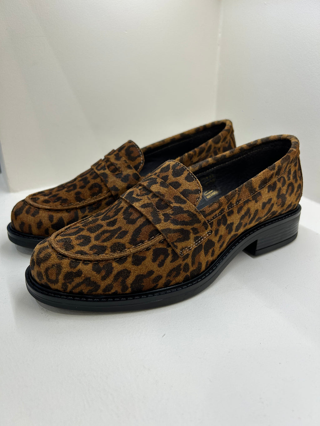 Mocassins WE DO Penny en Cuir Daim Imprimé Léopard — Le Chic Audacieux