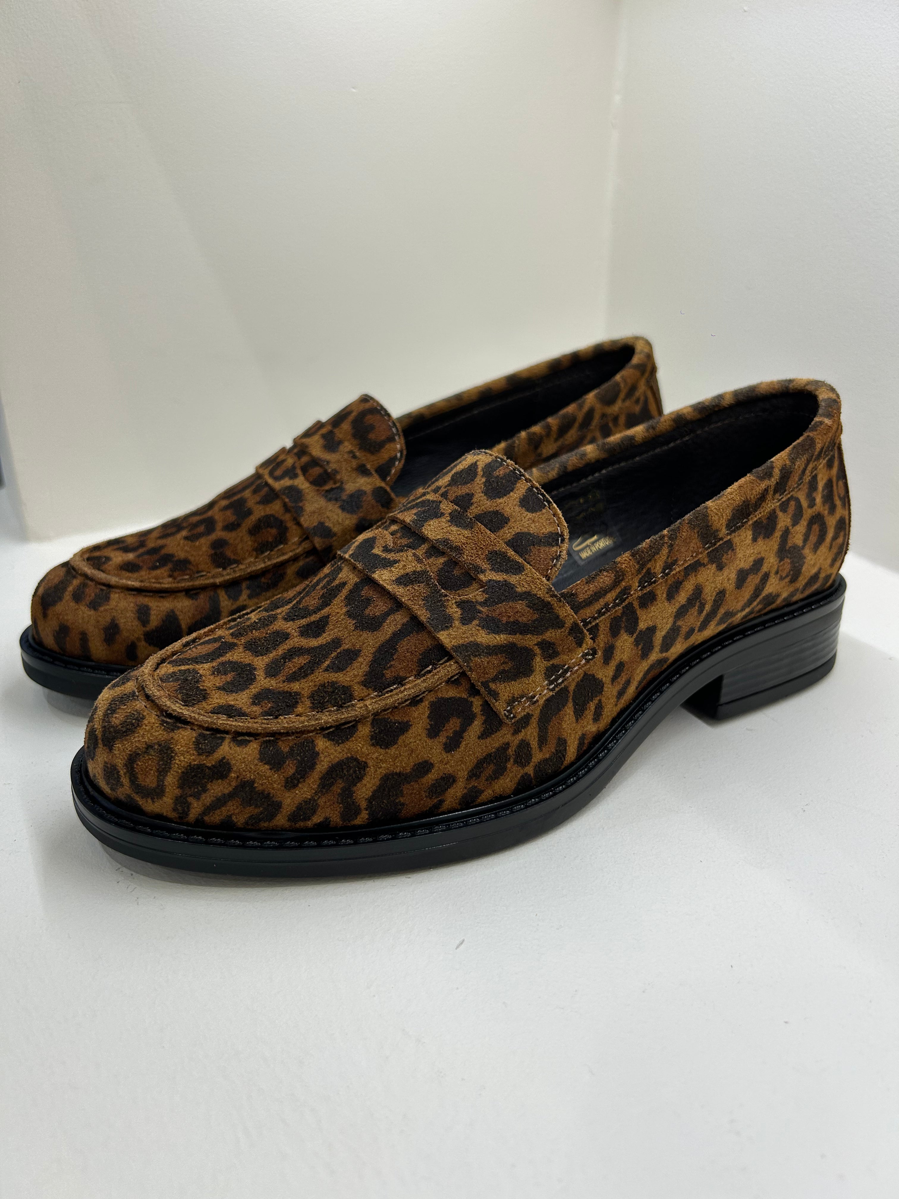 Mocassins WE DO Penny en Cuir Daim Imprimé Léopard — Le Chic Audacieux