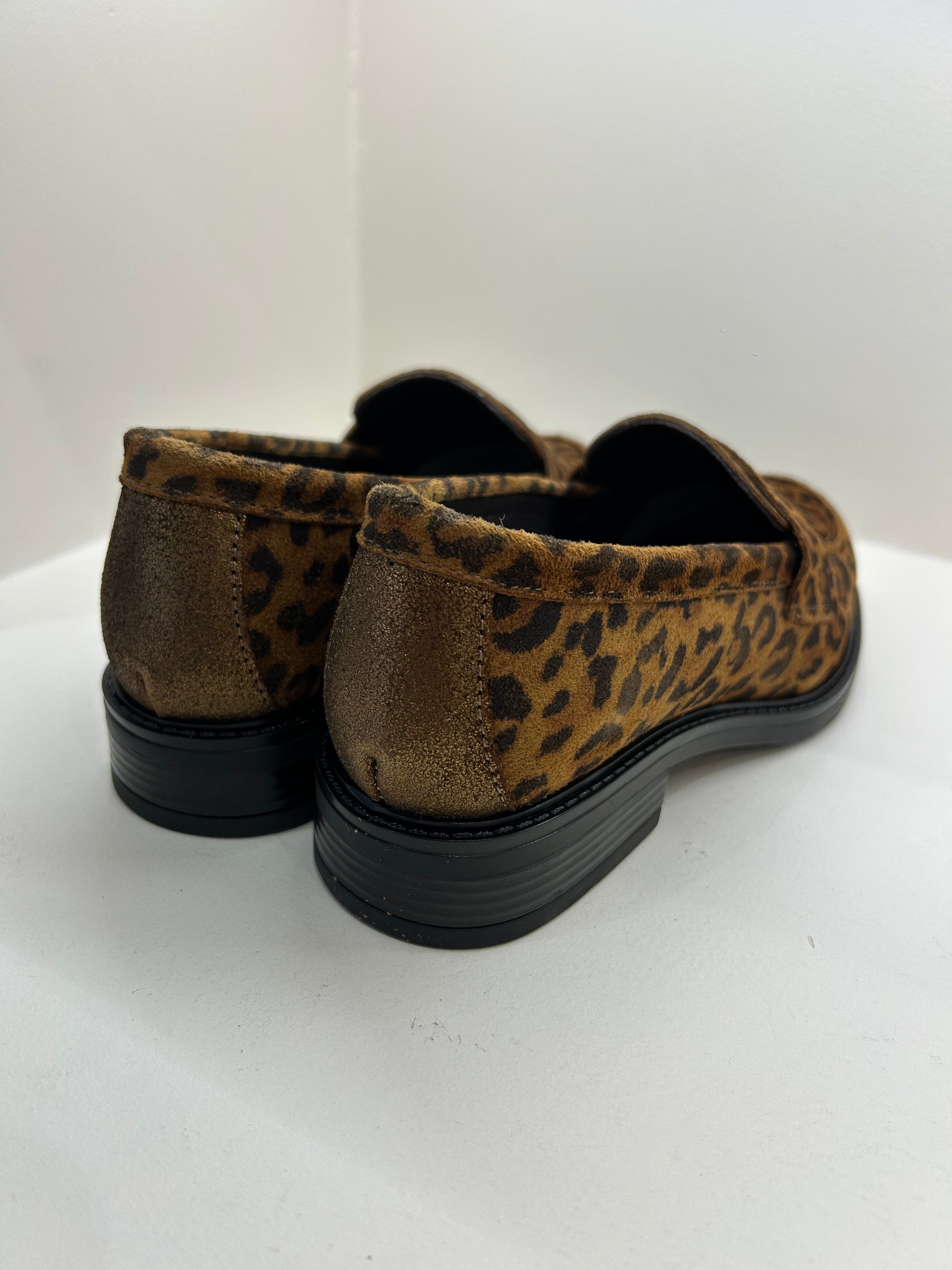 Mocassins WE DO Penny en Cuir Daim Imprimé Léopard — Le Chic Audacieux